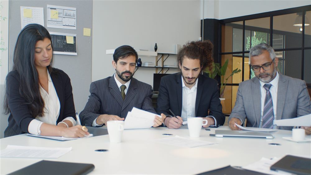 Ayveri ekibi toplantıda proje değerlendiriyor